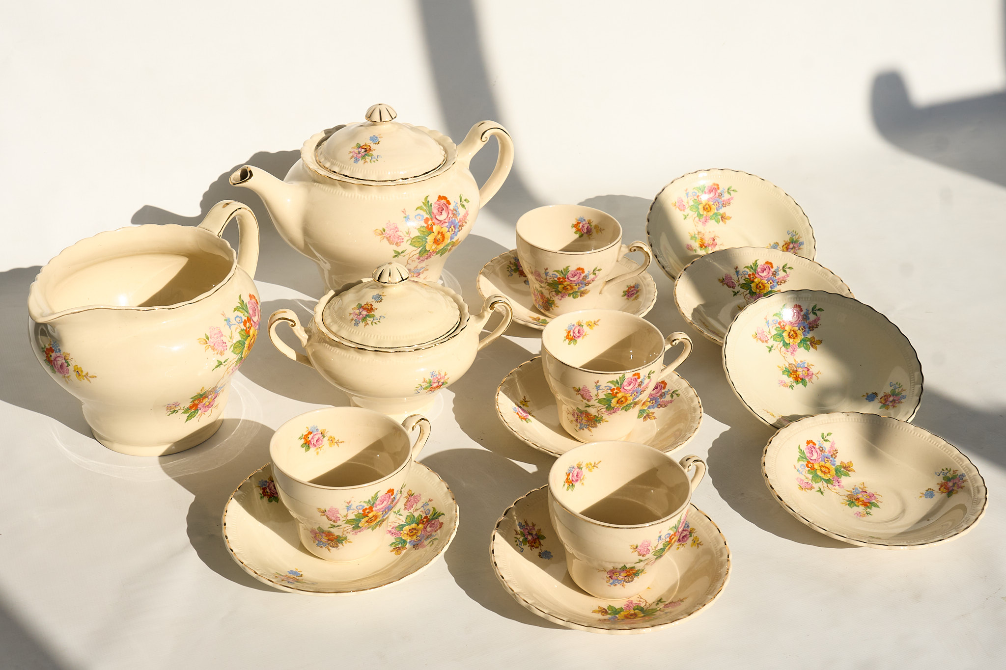 Juego de Té Ingles para 4 personas Sello J&G Meakin England - Motivo floral.