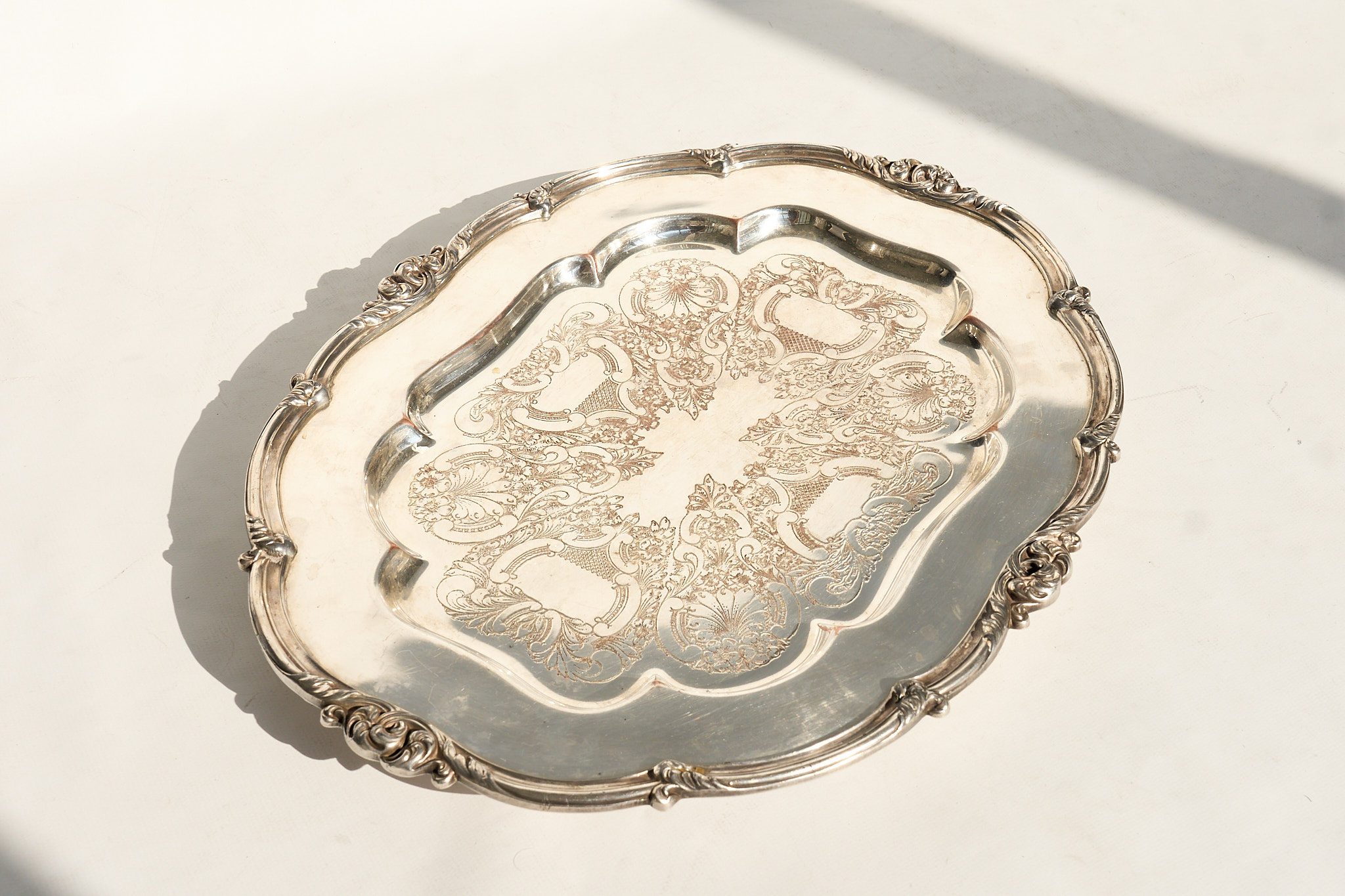 Bandeja de Metal Plateado con Grabados Florales  . Medidas 38 x 30 cm