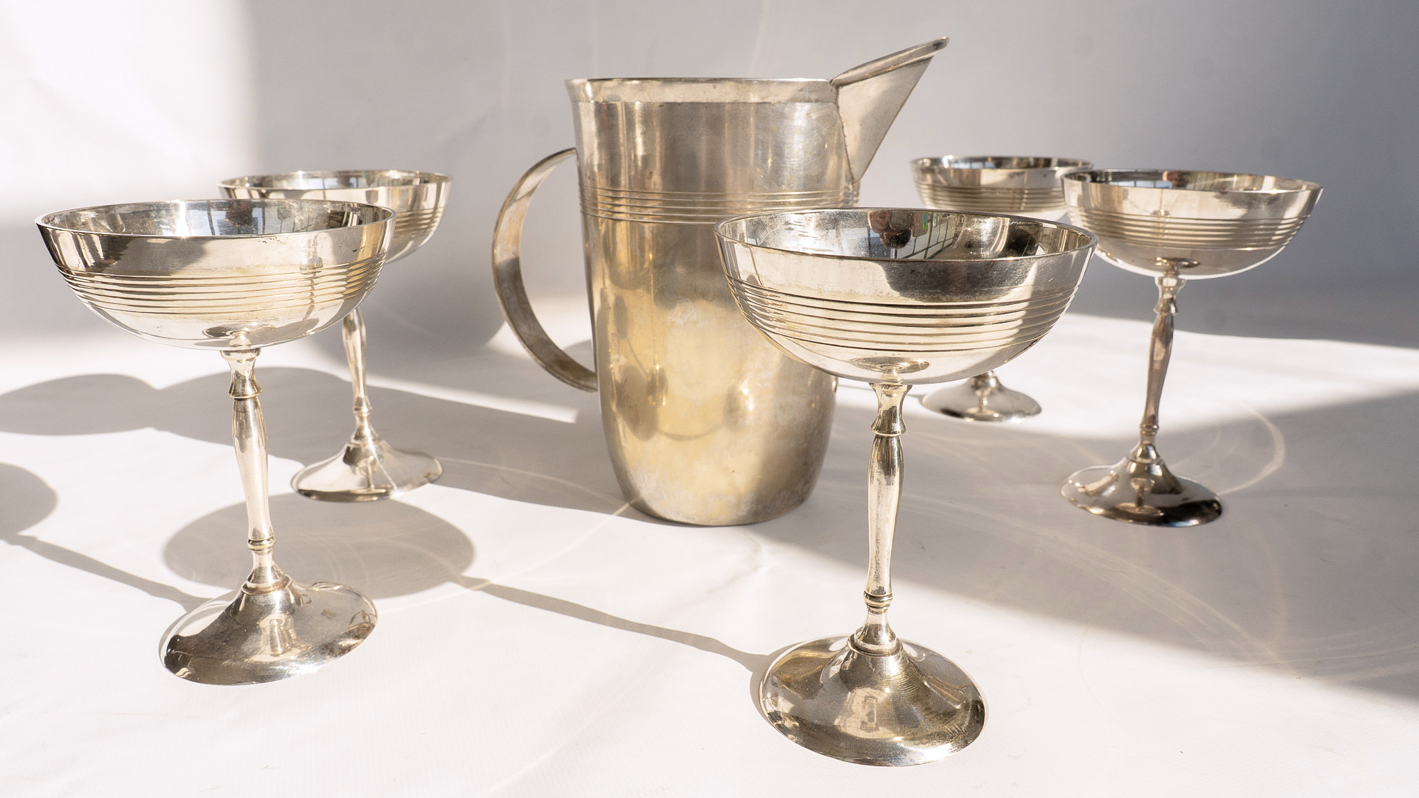 Juego 12 Copas  de Champagne + Jarra Metal Plateado Art Deco 